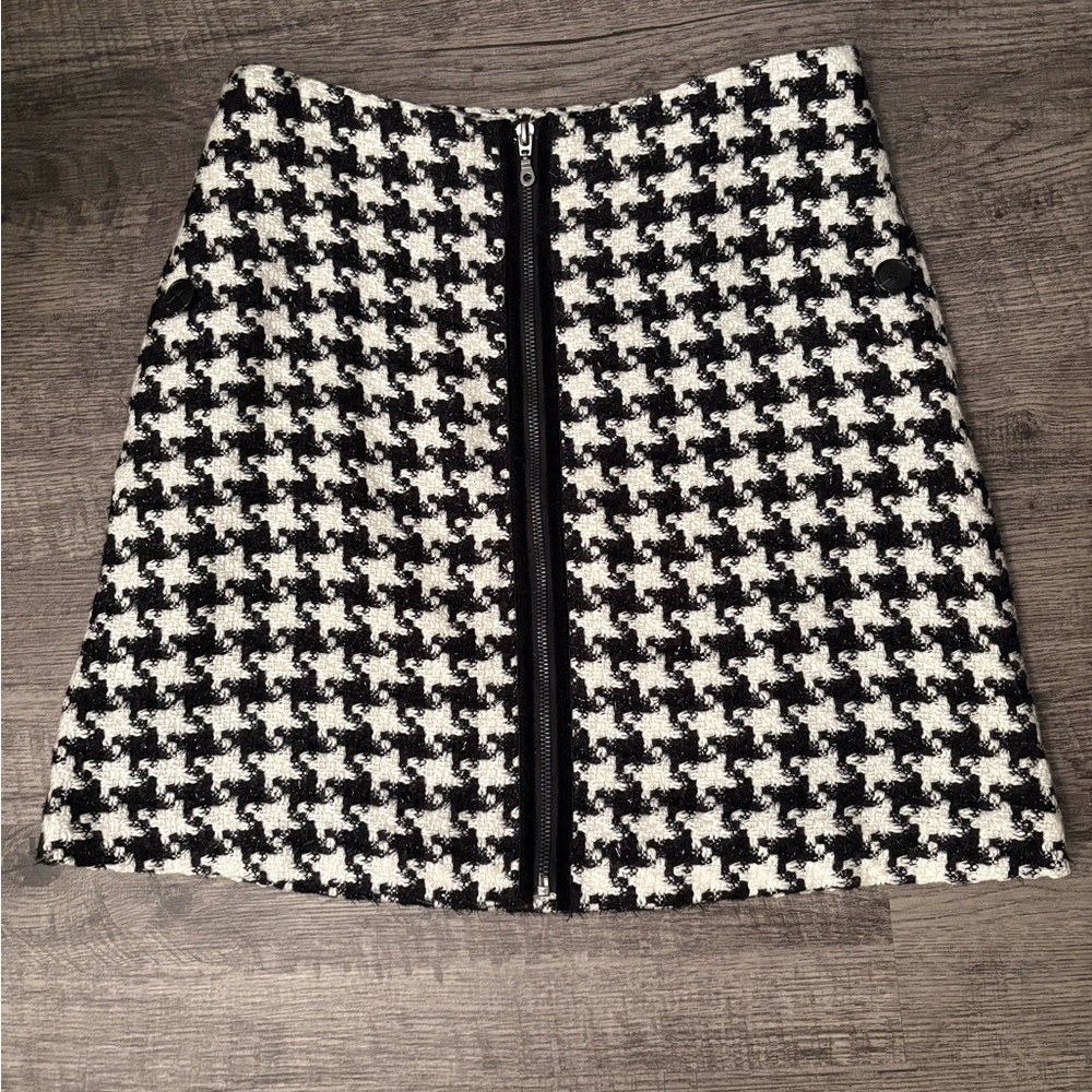 Stylish houndstooth mini skirt by Anthropologie